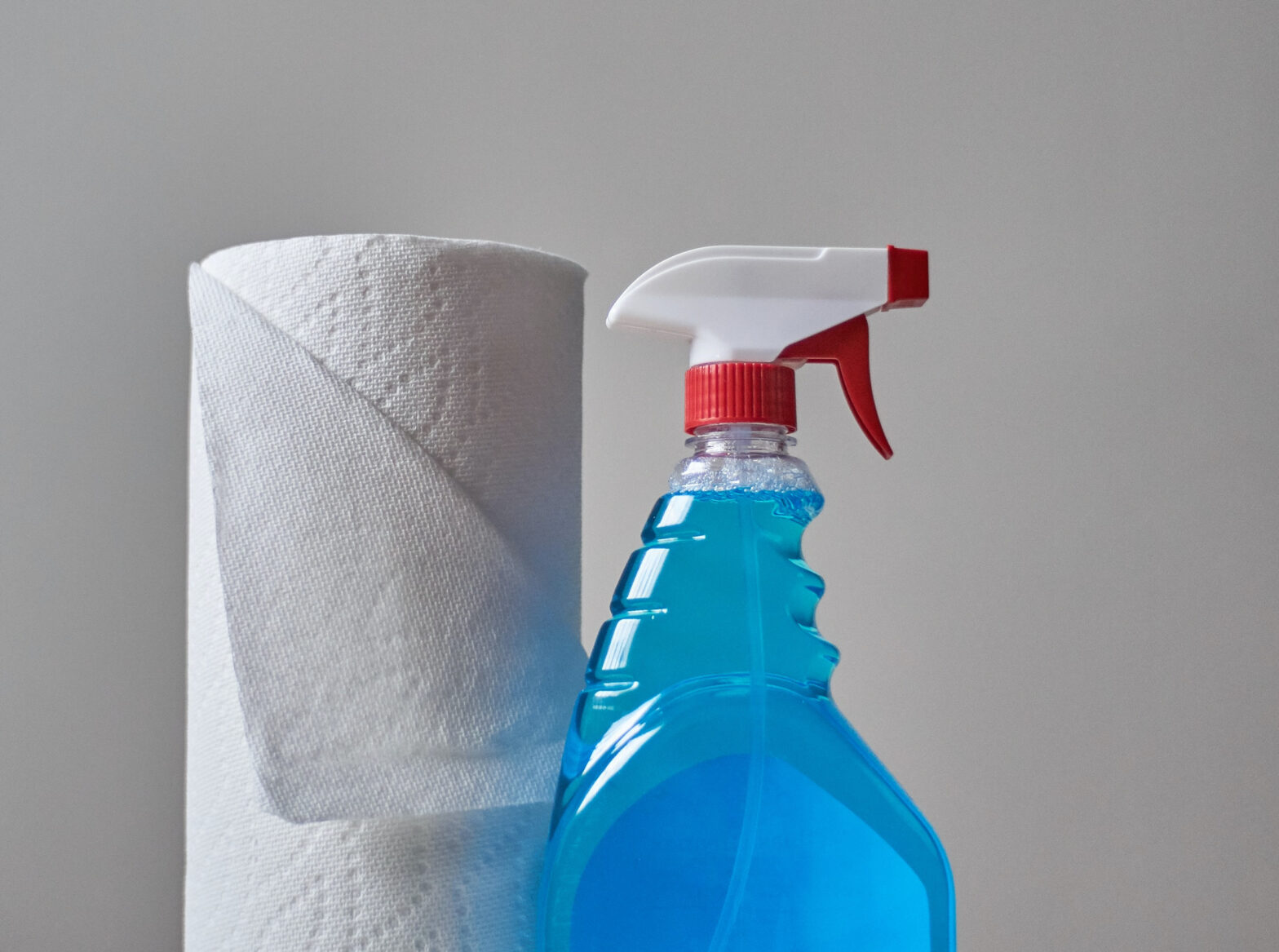 Blue cleaning product spray bottle with cleaning roll, photo by Crystal de Passillé-Chabot on Unsplash