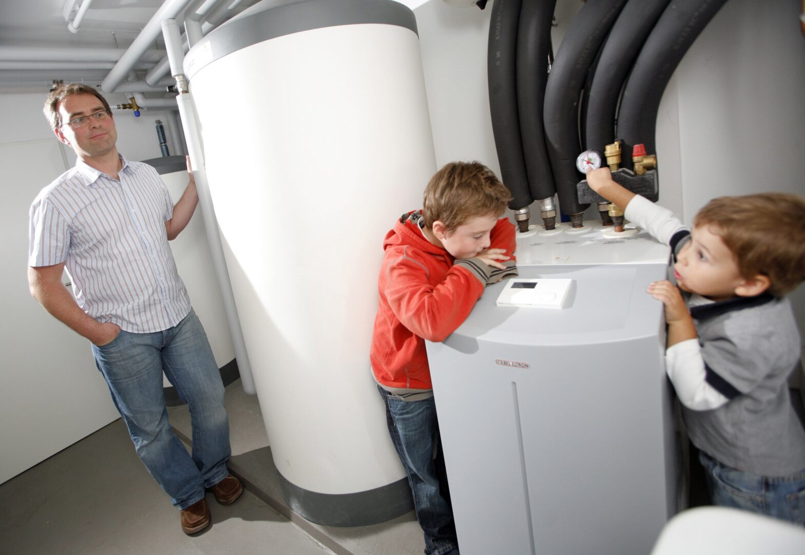 A familiy looking at a heat pump, from Global Energy Systems from https://pixabay.com//