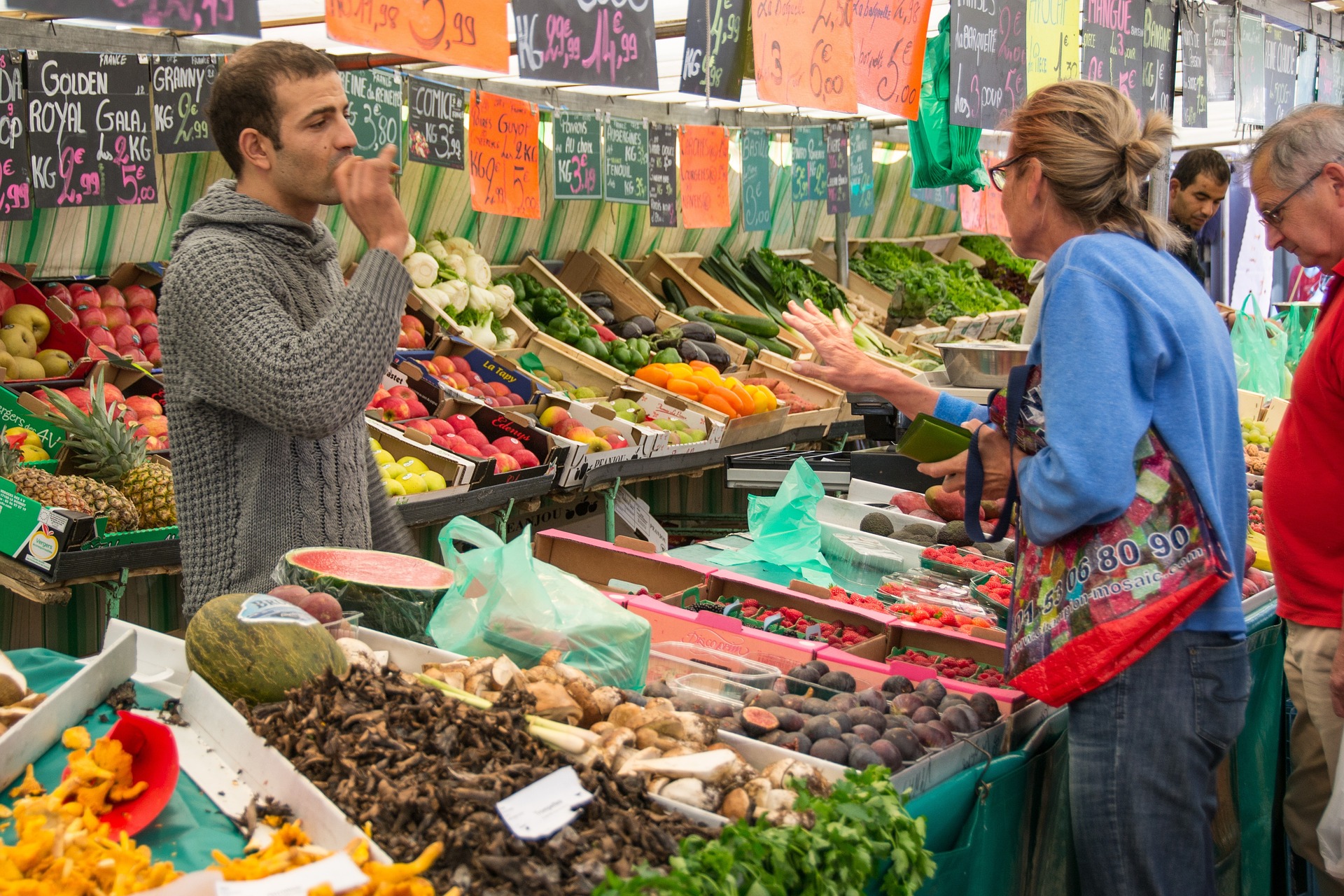 A street market vegetable stall. Image by Gerhard Bögner from Pixabay