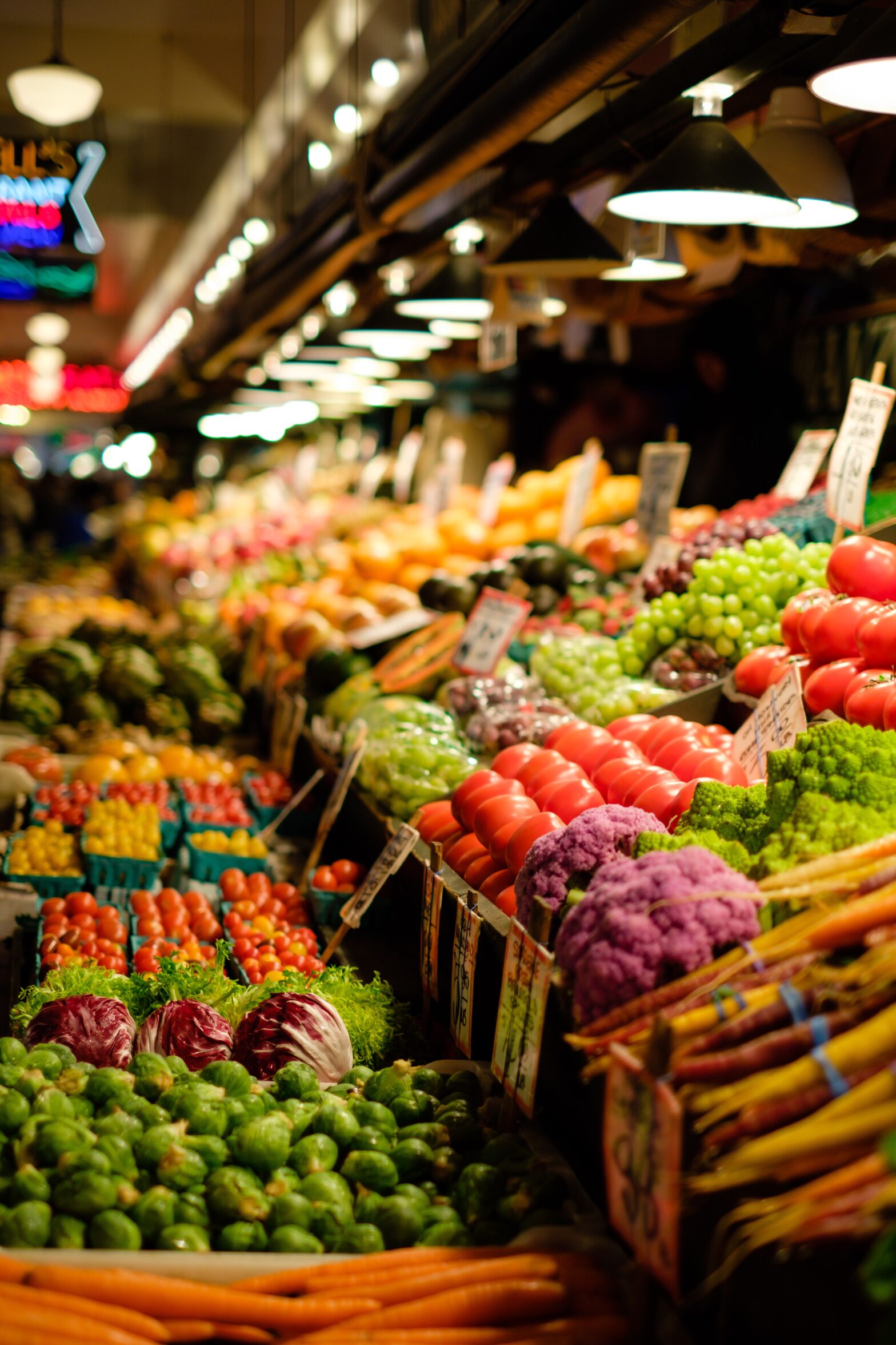 Fresh vegetables on a market stall, Photo by Thomas Le on Unsplash