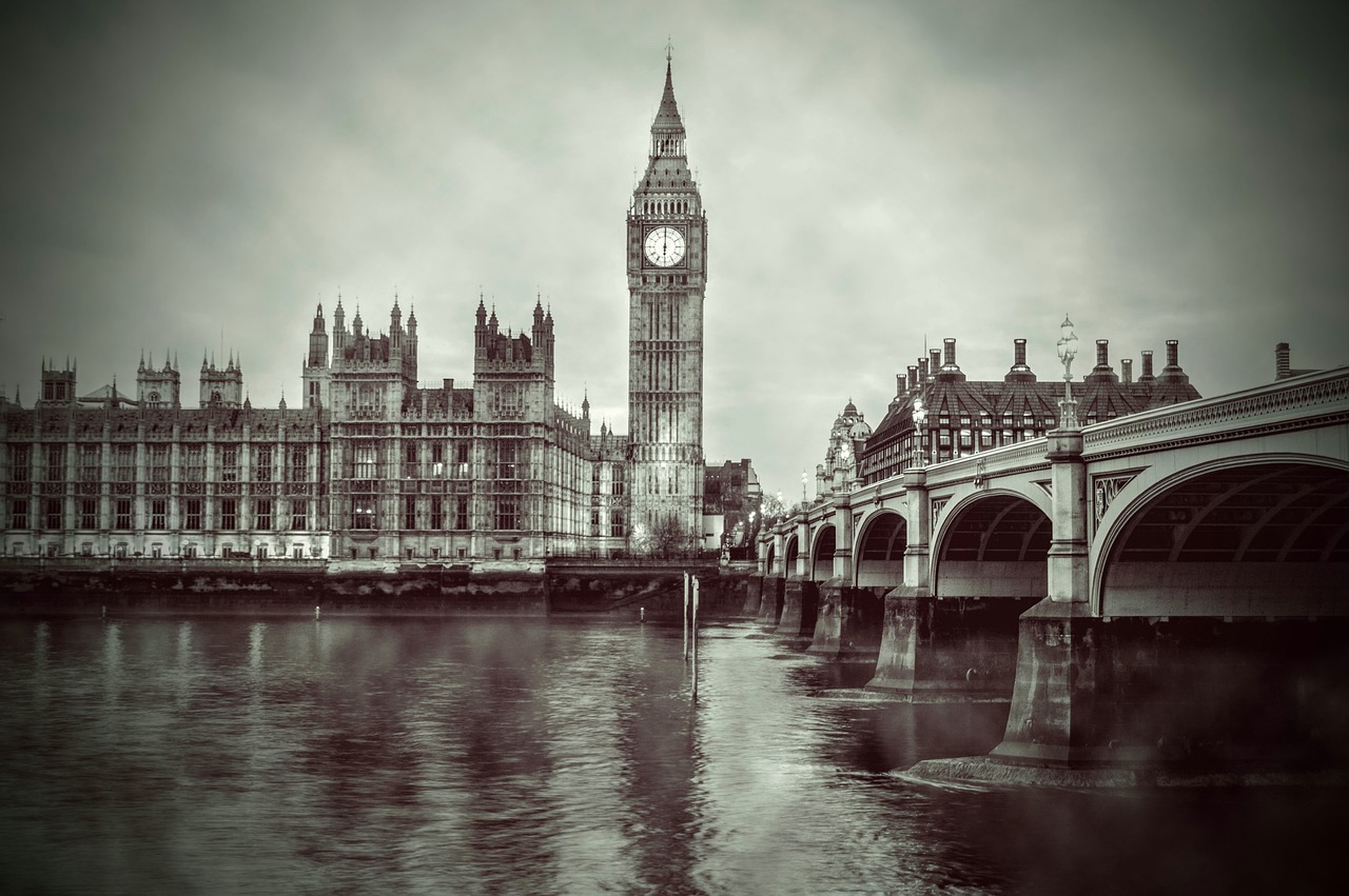 B&W photo of the UK houses of parliament and Westminster Bridge, Image by https://pixabay.com/users/zraimondas-2174704/